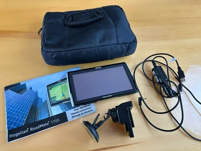 Magellan RoadMate 1700 Automotive GPS Bundle - Cords/ Case/ Mount - Image 1 of 4