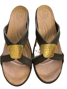 Crocs Sanrah Hammered Gold Circle Medallion Brown Sandale Pantoletten Gr. 11 - Bild 1 von 8