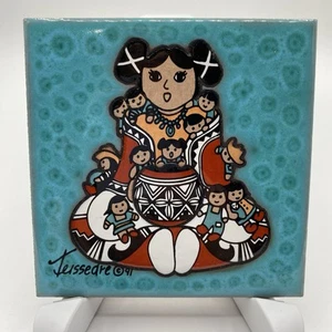 Cleo Teissedre Designs Keramikfliese Untersetzer Untersetzer Wanddeko USA 1991 Mädchen Puppe - Bild 1 von 4