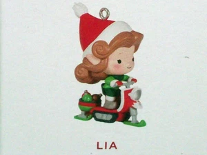 Hallmark 2024 Lia - Bienvenido a Elfville - Miniatura - Exclusivo para miembros de KOC - NUEVO EN CAJA - Imagen 1 de 8