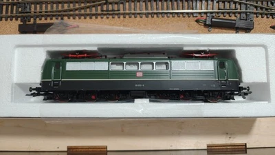 Roco 63639 DB BR 151 072-6 electric locomotive in green livery with DB red logo - Image 1 of 4