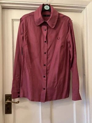 CAMISA TOP BLUSA FRED PERRY FRAMBUESA MEZCLA DE ALGODÓN Y SEDA CON LOGOTIPO FRONTAL, REINO UNIDO 14 Foto 1 de 4