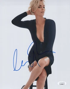 Charlize Theron foto firmata 8x10 JSA - Foto 1 di 2