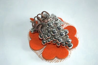 portafortuna grappolo uva resina argentata su base quadrifoglio arancione - Immagine 1 di 2