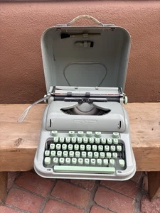 MACCHINA DA SCRIVERE HERMES 3000 vintage verde schiuma di mare con custodia rigida spazzole - Foto 1 di 6