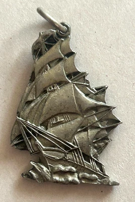 Colgante de barco cortapelos de plata vintage de 1,5" Foto 1 de 4