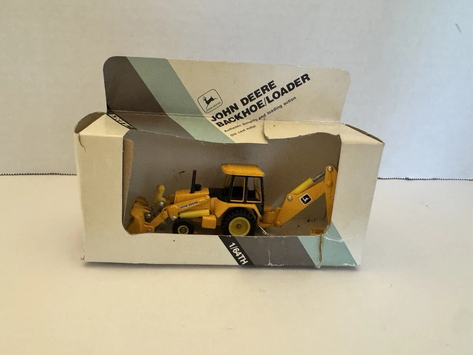 Retroescavadeira Ertl John Deere amarela modelo fundido 1:64 nova na caixa leia - Imagem 1 de 4
