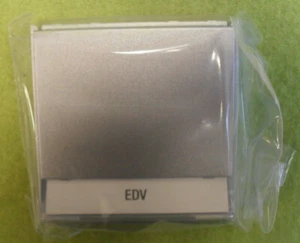 Gira 068065 Adapterrahmen mit Klappdeckel und Beschriftungsfeld Farbe Alu - Bild 1 von 1