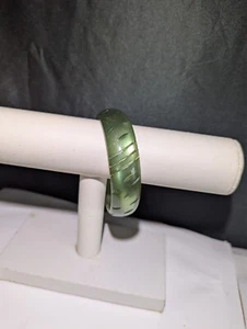 VINTAGE LUCITE CARVED BANGLE BRACELET GREEN TRANSLUCENT WITH GOLD TONE ACCENTS - Picture 1 of 7