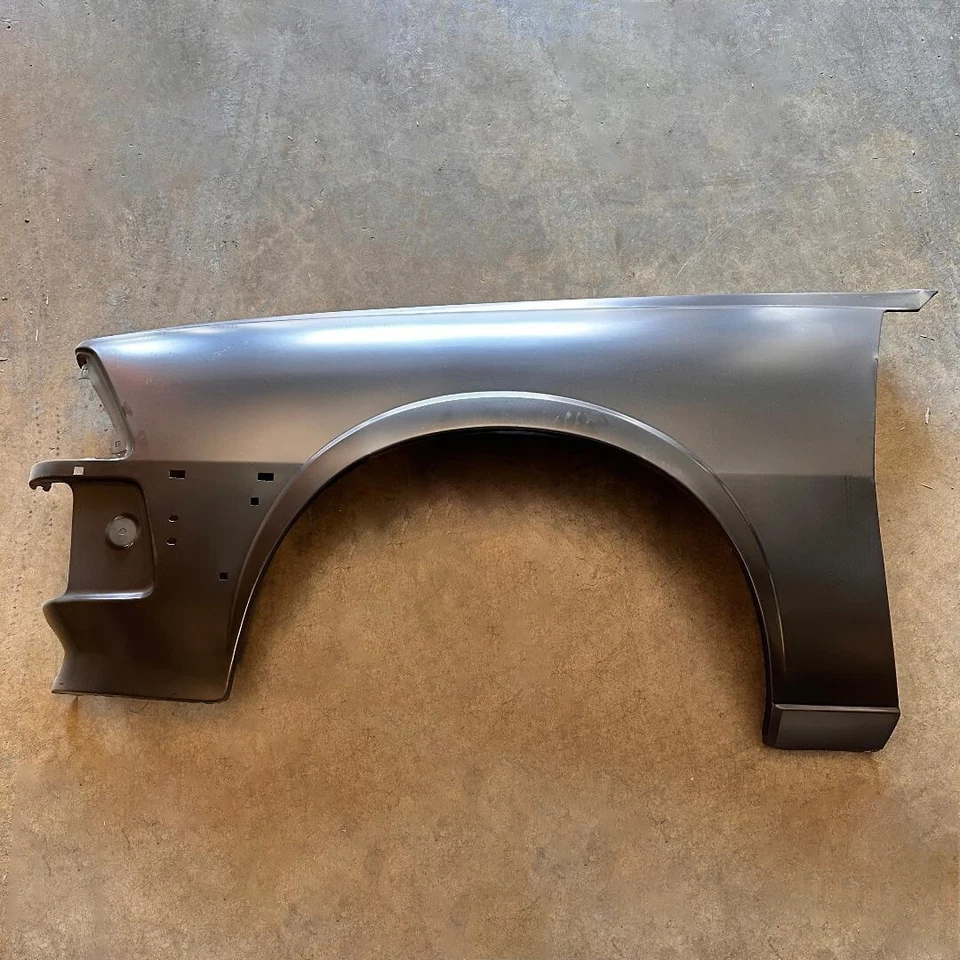 LH (driver side) FENDER. 81-82 MAZD 626 SEDAN Foto 1 de 1