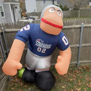 RIESIGER GEMMY 2002 RIESIGER AUFBLASBARER FOOTBALLSPIELER NFL NEW ENGLAND PATRIOT 7’ LANG - Bild 1 von 16