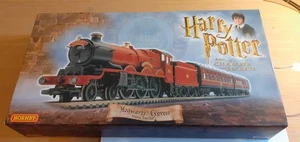 HORNBY R1033  OO GAUGE - HOGWARTS EXPRESS TRAIN SET 'CHAMBER OF SECRETS' - Picture 1 of 9