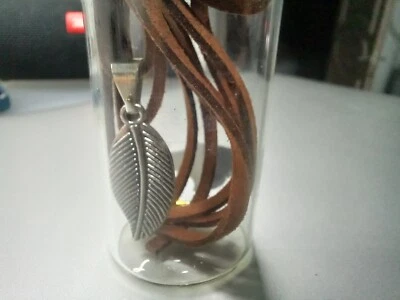 Colgante Pluma Plata Médica, de UA  Foto 1 de 3