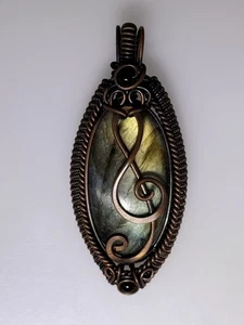 Antiguo colgante envolvente de alambre de cobre, labradorita ovalada, diseño de clave de sol - Imagen 1 de 8
