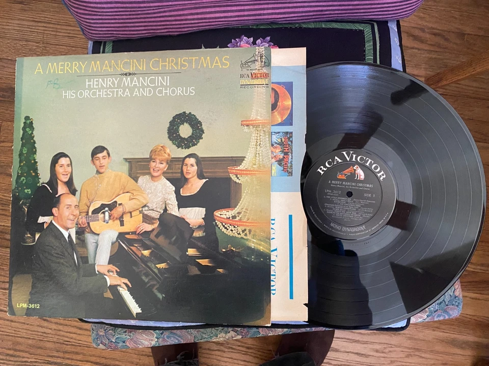A MERRY MANCINI  CHRISTMAS HENRY MANCINI  HIS ORCHESTRA AND CHORUS Foto 1 de 1