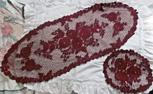 Corredor de mesa floral de encaje rojo vino borgoña de colección 13” X 36” y 11” redondo Doiley - Imagen 1 de 4