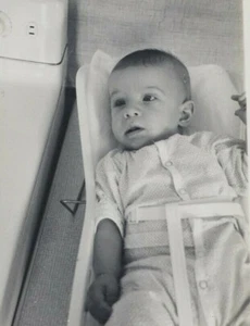 Süßes Baby Junge 4,5 Monate altes Bild vom März 1968 Schwarzweiß Foto 5"x3 1/2" - Bild 1 von 3
