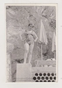 Hübsche attraktive junge Frau Strand Bikini Badeanzug weiblicher Schnappschuss altes Foto - Bild 1 von 1