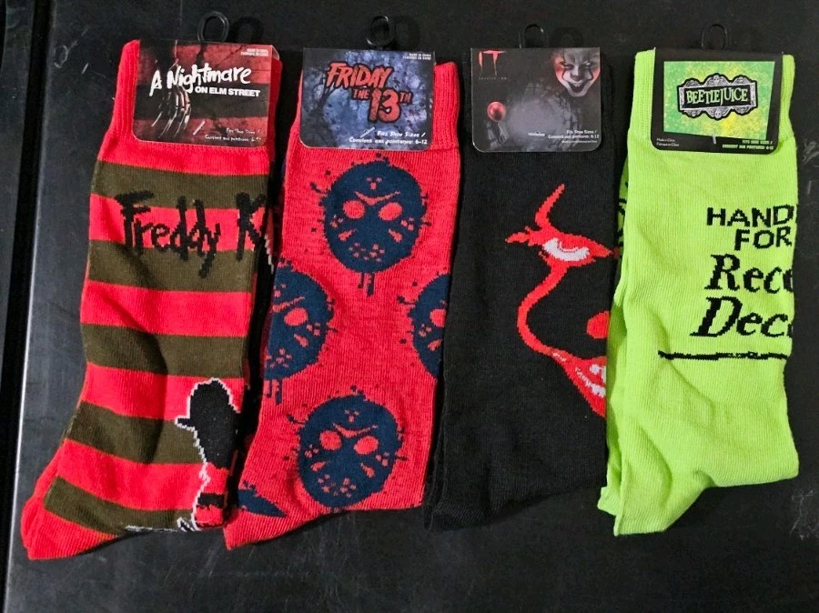 Juego de 4 calcetines de terror Friday The 13th, Nightmare On Elm Street, It & Beetlejuice Foto 1 de 1