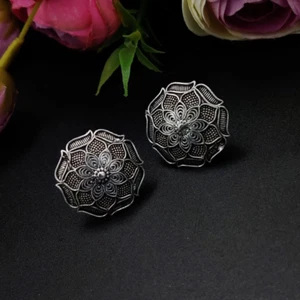 Nuevos pendientes de tachuelas redondas oxidadas enchapados en plata de Bollywood pendientes empujables hacia atrás - Imagen 1 de 4