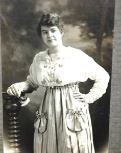 Antike Kabinettkarte Foto Frau posiert mit Blume in der Hand Mt. Pleasant Iowa - Bild 1 von 10