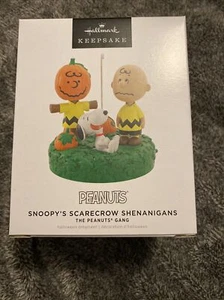 SELLO DISTINTIVO Adorno SNOOPY'S ESPANTAPÁJAROS TRAVESURAS Saco de CACAHUETES Halloween - Imagen 1 de 1
