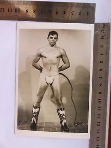 Erotikfoto Sexy Typ im Erotikhöschen mit Peitsche (gedruckt) GAY INTERESSE - Bild 1 von 2