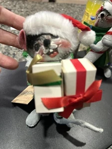 Vintage Annalee '88 Mobilitee Christmas Mouse w Gifts Santa Hat & Scarf 7" NEW! - Picture 1 of 10
