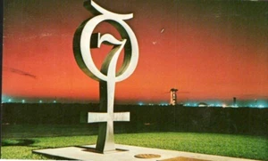 NASA John F Kennedy Space Center Monument 7 Original Astronauts Chrome Postcard - Picture 1 of 2