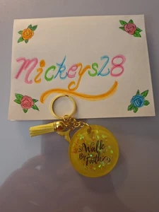 Handgefertigter UV Harz Schlüsselanhänger rund 2" gelb Spaziergang mit Glaube, Walschwanz, Quaste - Bild 1 von 4