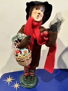 Byers Choice Caroler Man 1999 Basket of Toys Apples Wreath  13" - Picture 1 of 10