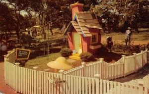 3 Little Pigs House CHILDRENS FAIRYLAND Oakland CA 1950s Amusement Park Postcard - Picture 1 of 2