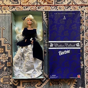 Barbie de terciopelo de invierno exclusiva de Avon 1995 NRFB #F211621 ROPA MENOR EN CAJA - Imagen 1 de 16