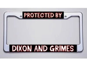 WALKING DEAD FANS. "PROTECTED BY/DIXON AND GRIMES" LICENSE PLATE FRAME - Foto 1 di 1