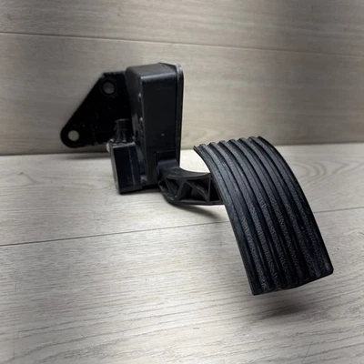 International Accelerator Pedal (2592857C91, 3828434C91, 6121133C1) SHIPS FREE - Image 1 of 4