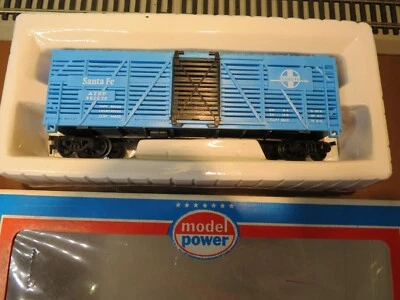 HO - Model Power 8011 - 40' Slide Door Cattle Car, Santa Fe  (blue)    LN w/box - Image 1 of 2
