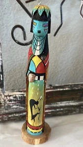 "Figura Katsina tallada en madera policromada flauta Hopi firmada por artista 2007 altura 9,5""" - Imagen 1 de 7