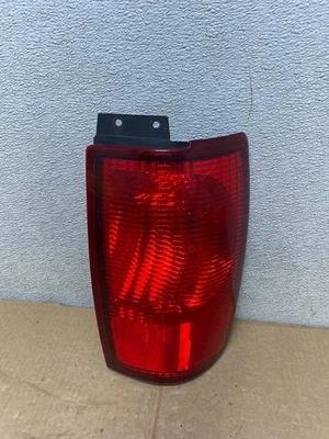 Luz trasera lateral derecha pasajero Lincoln Navigator 1998 a 2002 OEM V1203 DW Foto 1 de 4