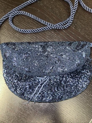 Bolso de Noche Vintage La Bagagerie Azul Marino Bolso sin asas con cuentas con correa de cuerda satinada Foto 1 de 4