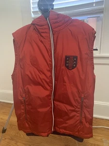 GUCCI Chaqueta Chaleco con Capucha Plumón de Ganso Rojo con Logotipo de Serpiente Bordado 48 Euro Mediano - Imagen 1 de 7