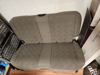 Asiento trasero plegable de fábrica pizarra Jeep TJ Wrangler OEM 2003-2006 gris caqui Foto 1 de 4