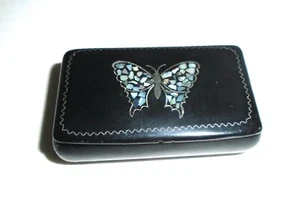 Caja de tabaco vintage/antigua de papel maché ~ bonito diseño de mariposa madreperla - Imagen 1 de 8