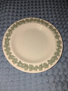 Wedgwood Seladon grün auf creme geprägt glatt 6 1/8" Brot/Wüstenteller - Bild 1 von 3