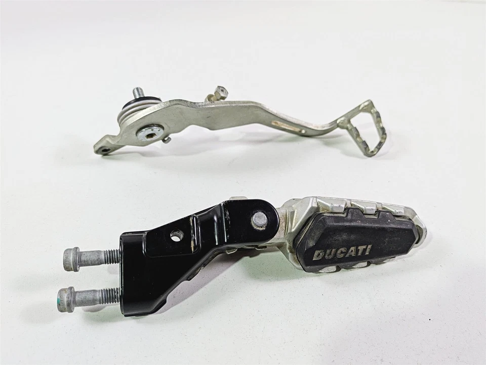 Pedal de freio e pedal de freio 2018 Ducati Scrambler Desert Sled 800 destro 82413311BA - Imagem 1 de 4