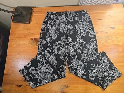 Calça J M Collection tamanho PXL preta com designs brancos.     J1 - Imagem 1 de 4