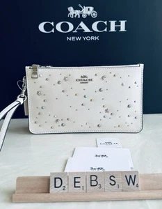 NUEVO CON ETIQUETAS PULSERA CLUTCH COACH CELESTIAL STARS TACHUELAS REMACHES TIZA CROSBY 29324 - Imagen 1 de 17