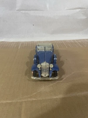 Road Signature 1/32 Scale 1932 Chrysler Lebaron Convertible Diecast Model Car - Image 1 of 4