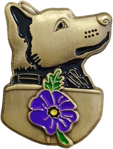 Lila Blume Erinnerung Hund Abzeichen Pin Damit wir Tiere im Kriegerdenkmal nicht vergessen - Bild 1 von 3