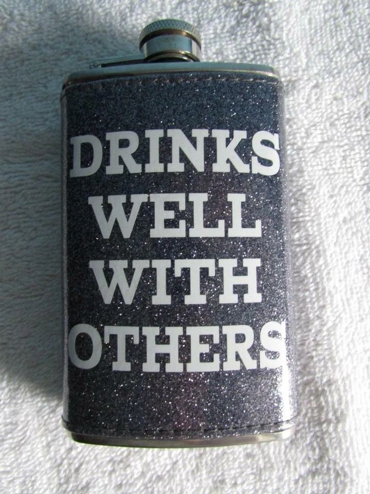 Frasco de acero inoxidable 5 oz. "Bebe bien con los demás" color púrpura Foto 1 de 1