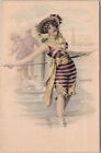 Carte postale des années 1910 signée par un artiste W. BRAUN jolie fille / maillot de bain rayé INUTILISÉ